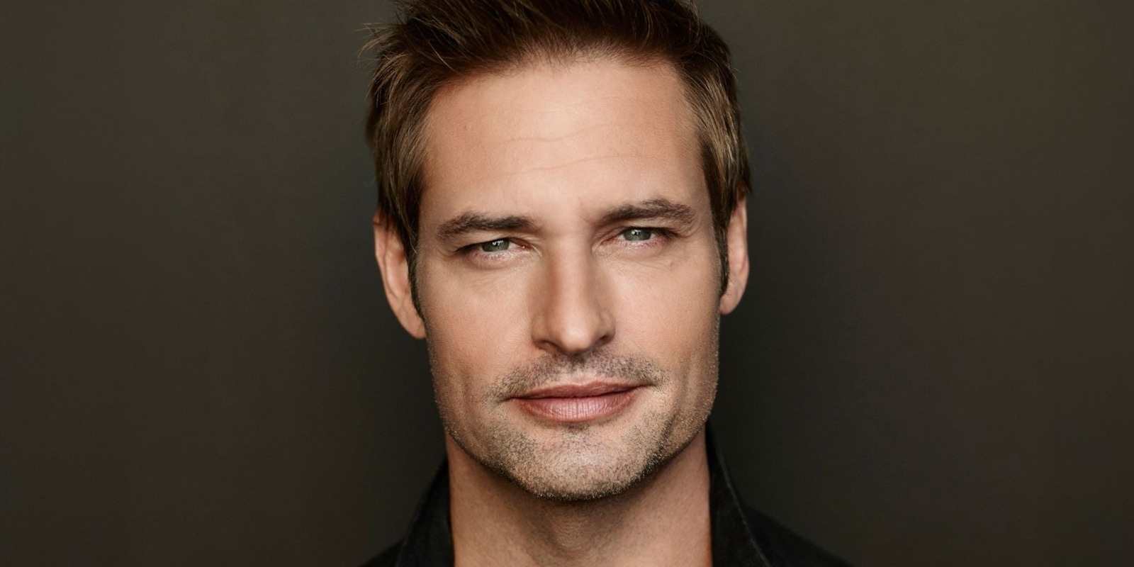Josh Holloway con mono de vuelo militar junto a la cabina de un caza, en un fotograma de la miniserie.