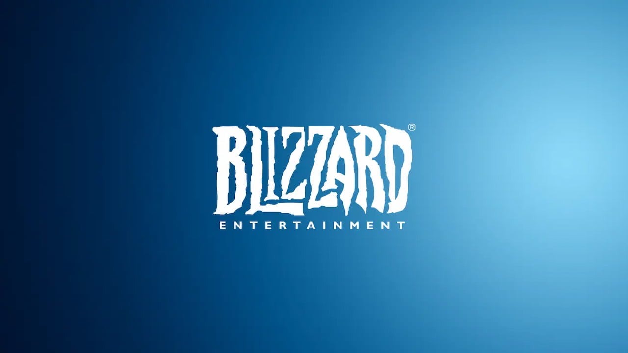 Fachada de oficinas corporativas con el logotipo de Blizzard Entertainment sobre un cielo despejado.
