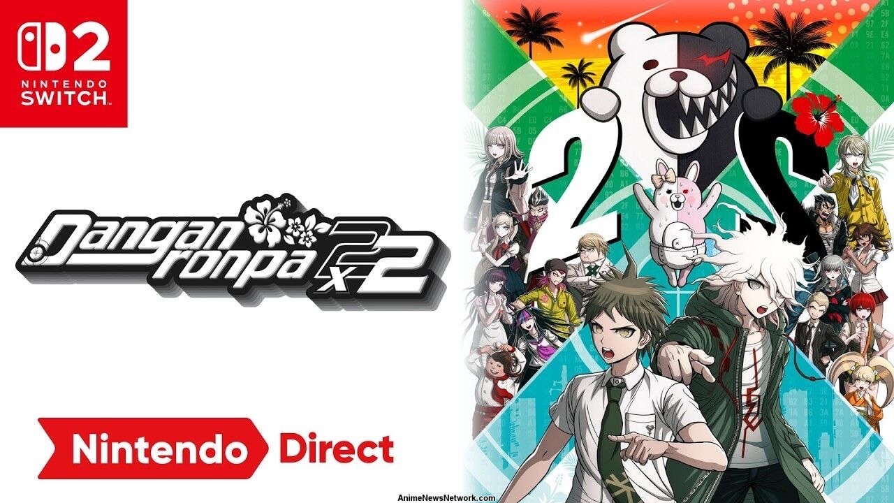Arte promocional de Danganronpa con el oso bicolor Monokuma en primer plano y un grupo de estudiantes de instituto recortados al fondo en rosa.