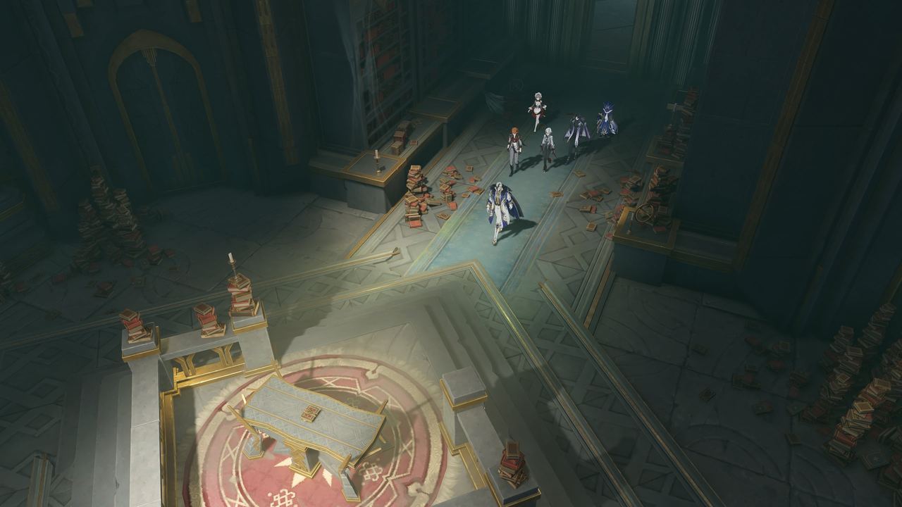 Captura del juego vista desde arriba: una gran sala en penumbra con montones de libros rojos por el suelo, una figura de abrigo claro avanzando por un pasillo iluminado hacia un grupo de cinco personajes y, en primer plano, un atril sobre una alfombra circular roja