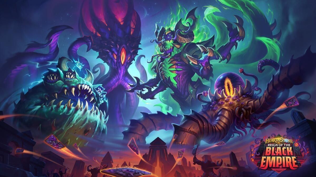Ilustración de 'Hearthstone: Reign of the Black Empire' con tres criaturas de los Dioses Antiguos sobre una ciudad en ruinas
