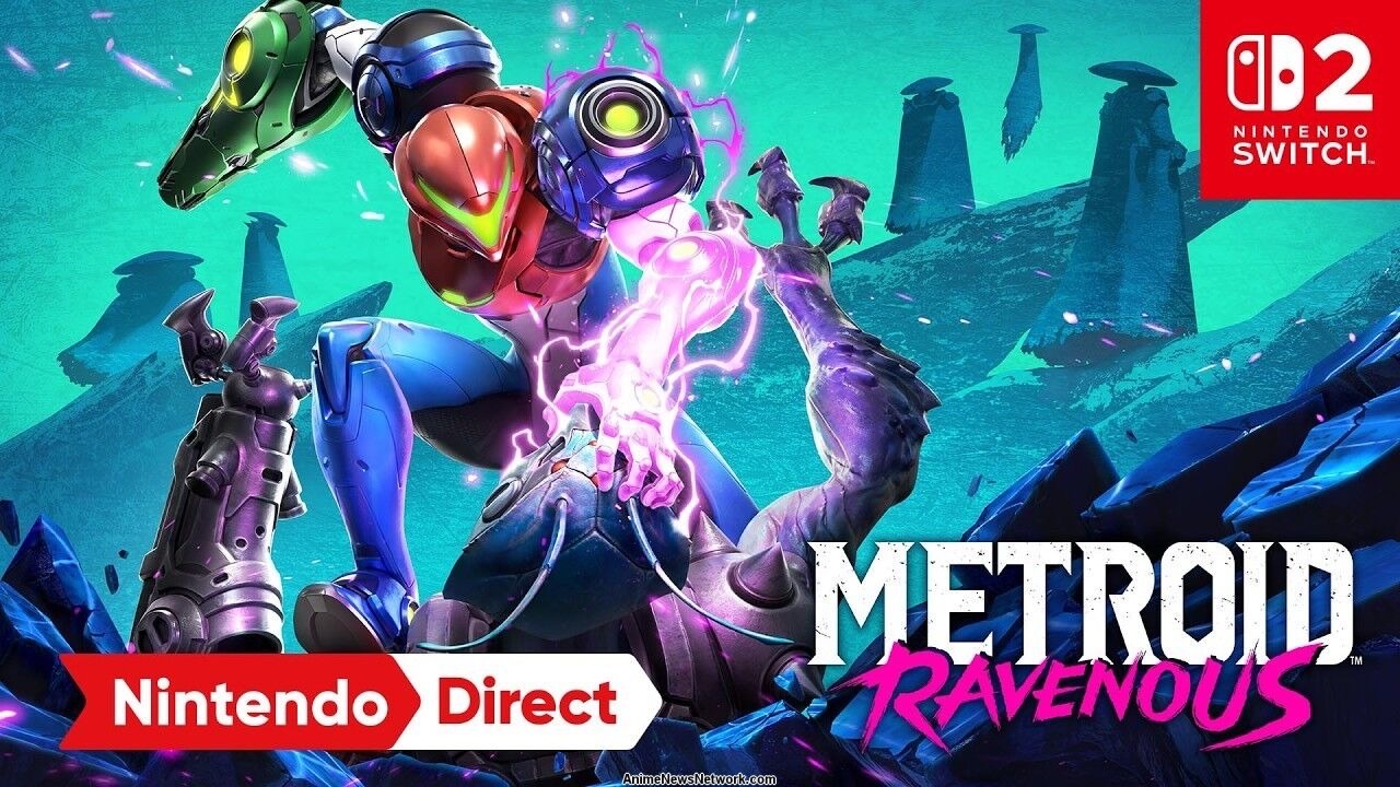 Samus Aran, con un traje biomecánico oscuro de placas irregulares, avanza por un corredor subterráneo iluminado por vetas de energía violeta mientras una criatura alienígena se abalanza desde el fondo del plano.