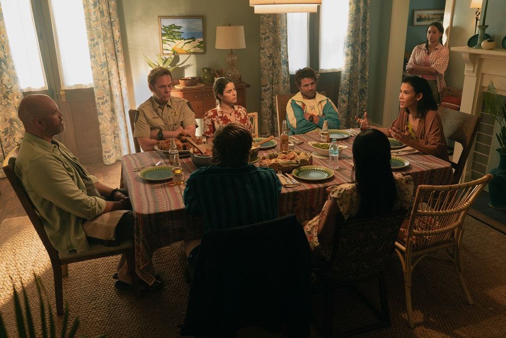Fotograma de la serie 'M.I.A.' con parte de su reparto