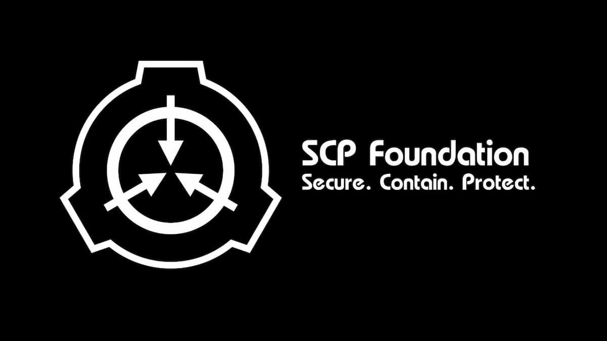 Logotipo de la Fundación SCP en blanco sobre fondo negro: un círculo con tres flechas apuntando al centro, junto al lema «Secure. Contain. Protect.»