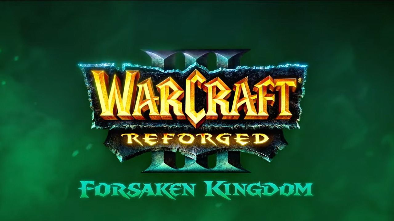 Logotipo de Warcraft III Reforged en letras doradas sobre un emblema de piedra con hielo, con el subtítulo Forsaken Kingdom debajo en verde, sobre un fondo verdoso brumoso