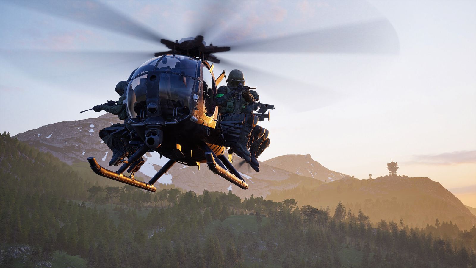 Captura de 'Wardogs': un helicóptero ligero con cuatro soldados sentados en los patines sobrevuela un bosque de montaña al amanecer.